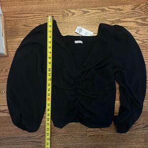 NET Abercrombie cropped black scrunch front top